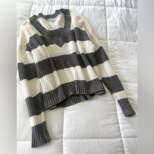 Lightly worn American Eagle Deep V neck sweater. Size xs